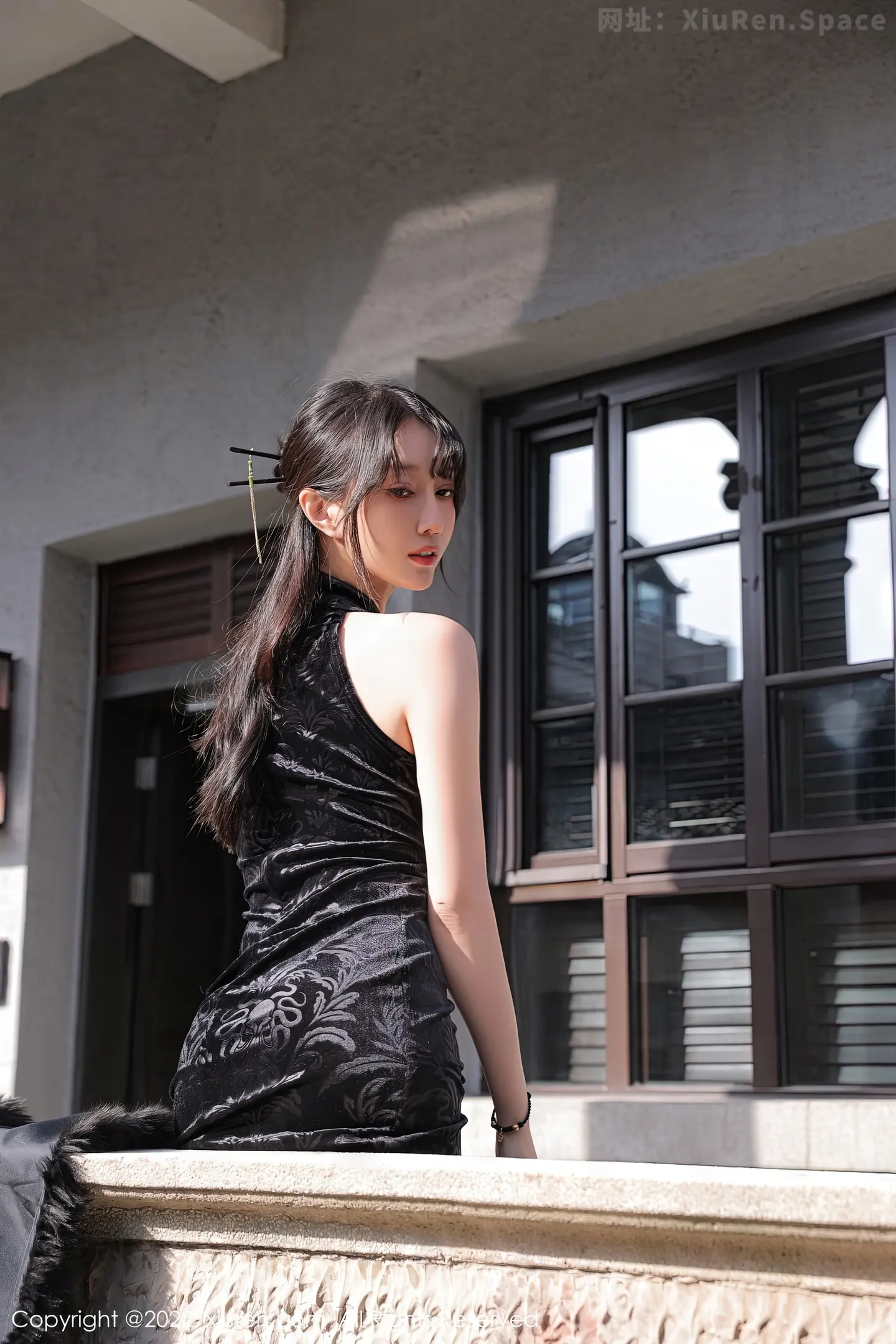 图片[5]-[XiuRen秀人网]2022.12.23 VOL.6040 王馨瑶yanni 粉色透视古装与情趣肚兜加肉丝美腿性感私房写真集-秀人网官方网站